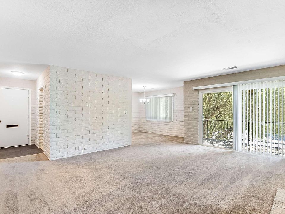 Living Room/Balcony