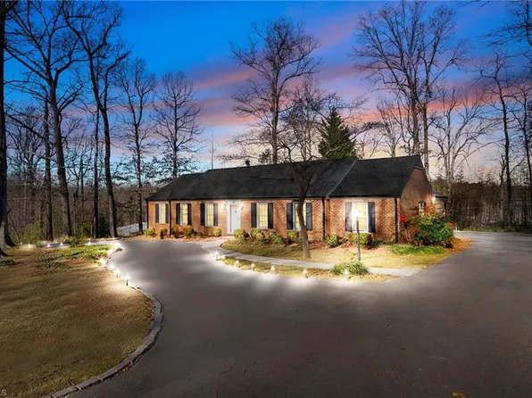 224 Lake Dr E, Thomasville, NC 27360