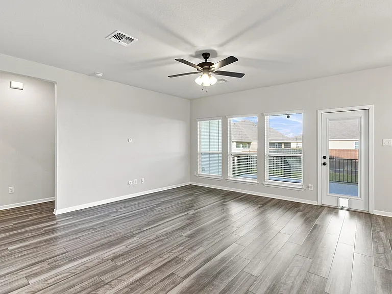 2827 Fox River Dr — Photo 4