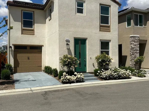 663 Farmhouse Ln, Clovis, CA 93619