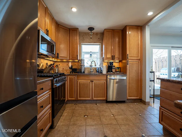 406 Lawrence Dr — Photo 24