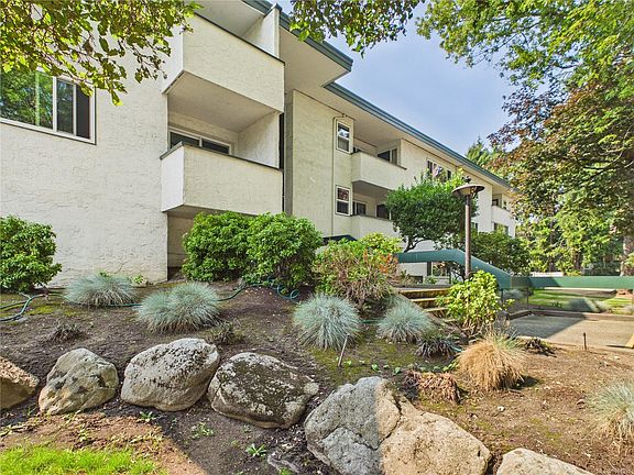 2nd image of 3880 Shelbourne St #302