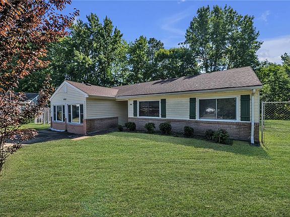 2nd image of 700 Saxon Ct