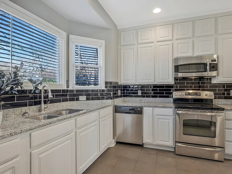 1005 Glendale Ln — Photo 6