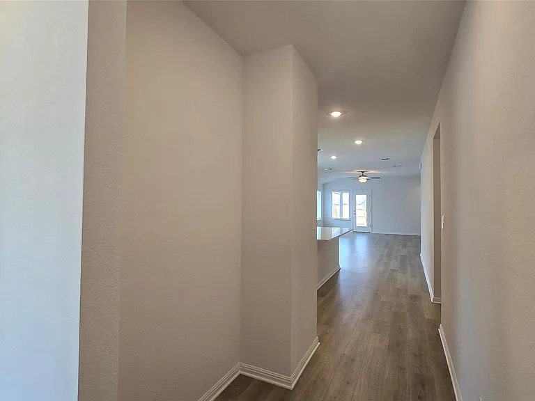 122 Holmby Dr — Photo 16