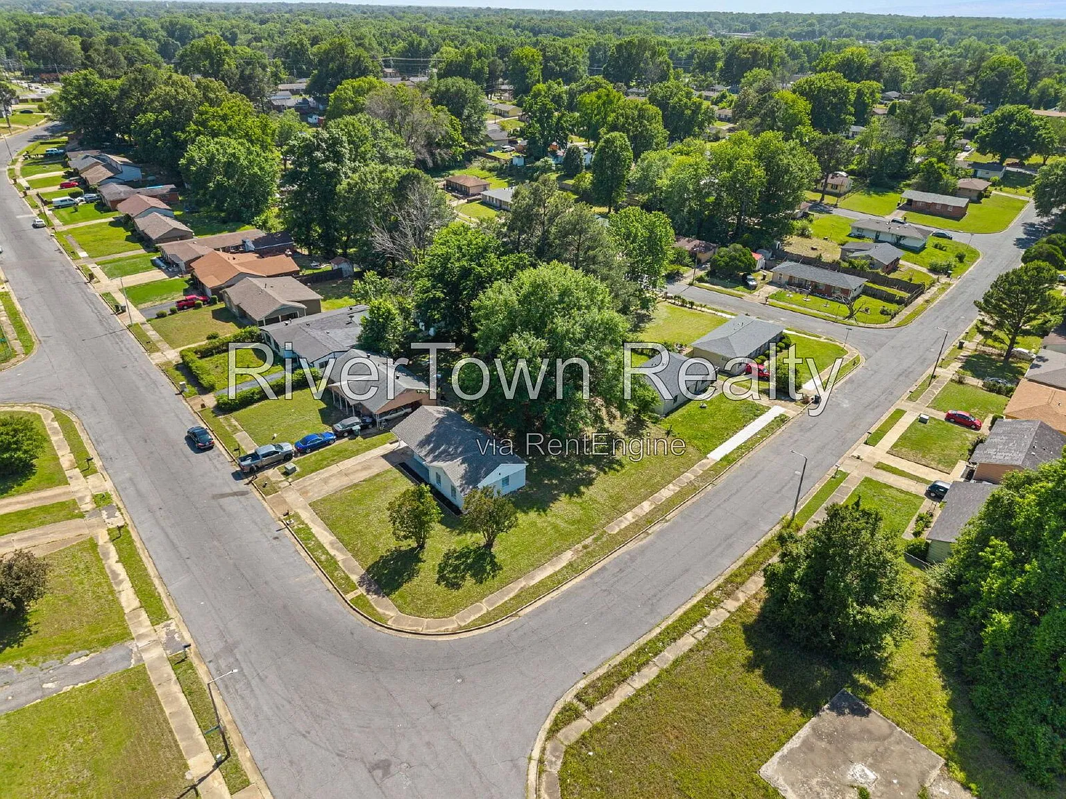 3 bed, 1.0 bath, 899 sqft, $1,195 — Photo 4