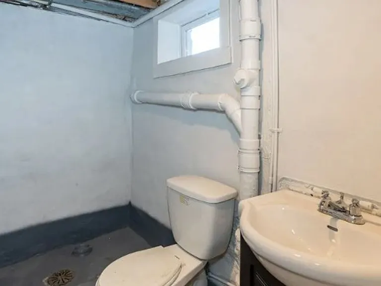 925 N Pine St — Photo 13