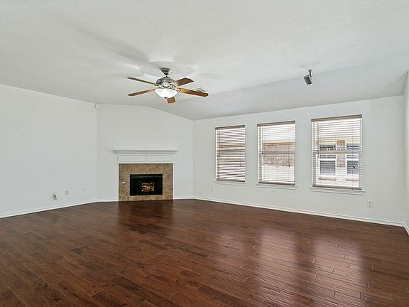 5th image of 804 Riverhead Dr