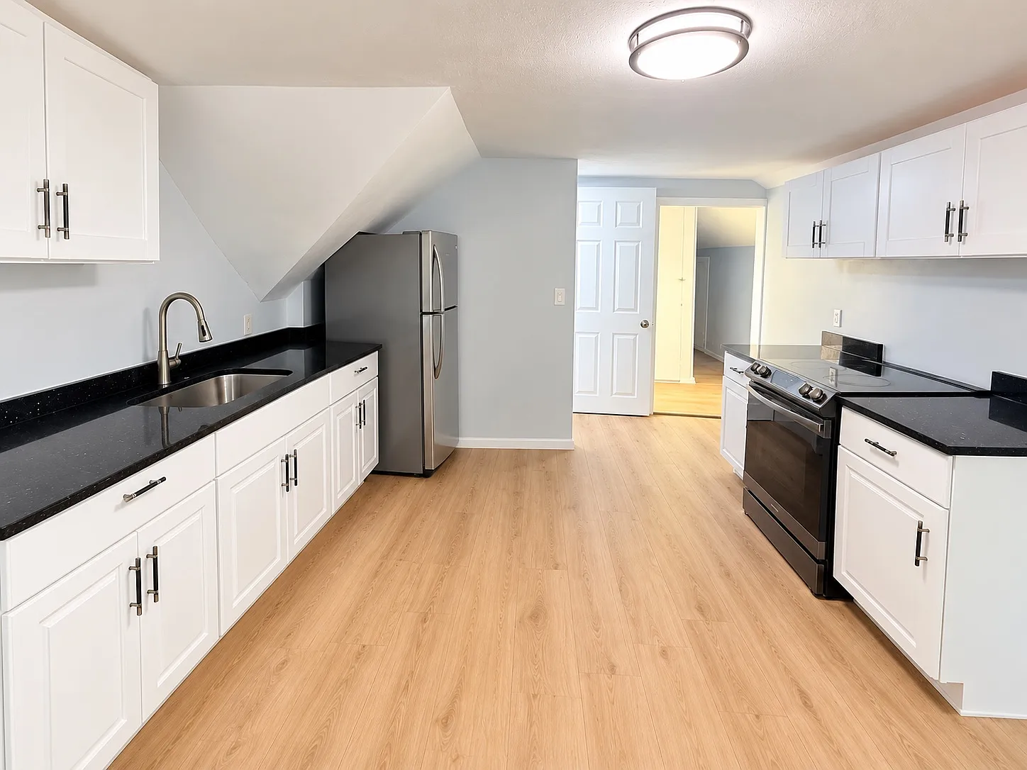 3 bed, 1100 sqft, $2,200 — Photo 2