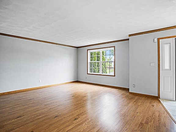 4th image of 3040 Hamlin Dr