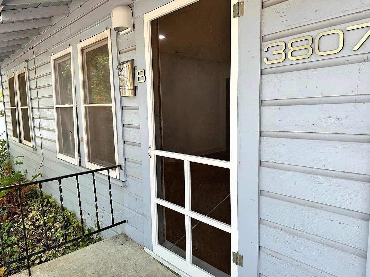 Unit B Entrance - 3807 Avenue H