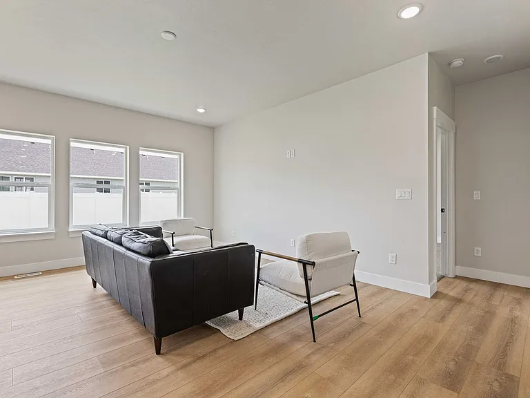 569 Idaho Ave — Photo 21