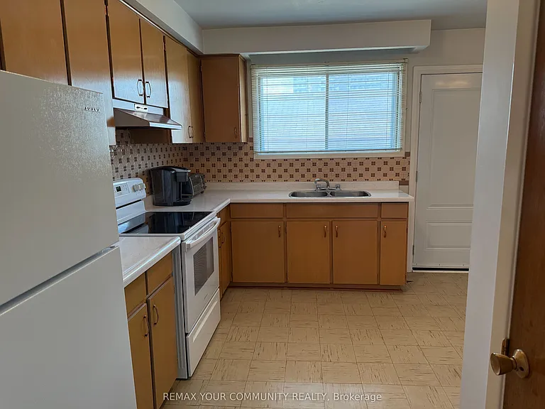 300 Driftwood Ave #UPPER — Photo 11