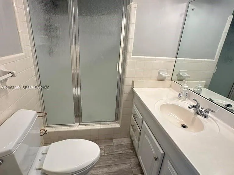 2020 NE 33rd St #2020 — Photo 11