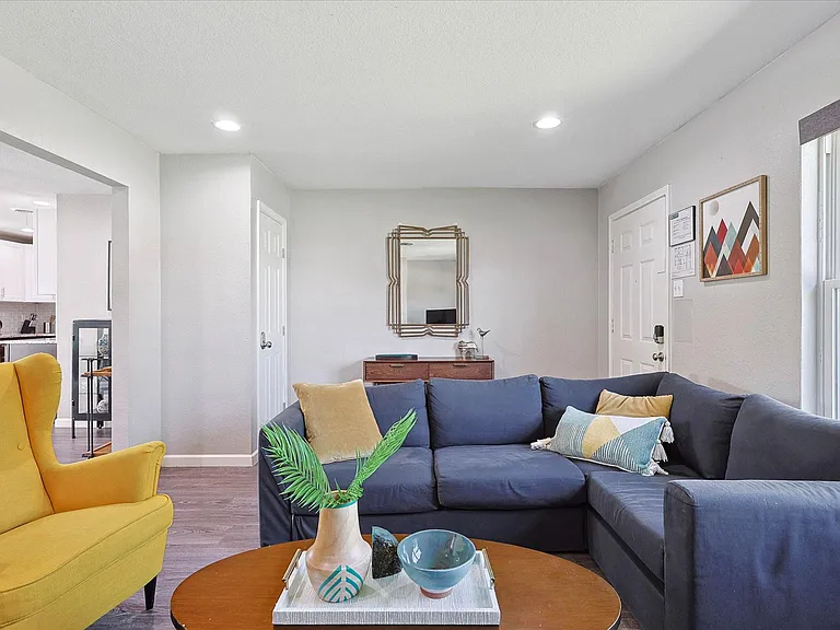 530 E Tyler St — Photo 8