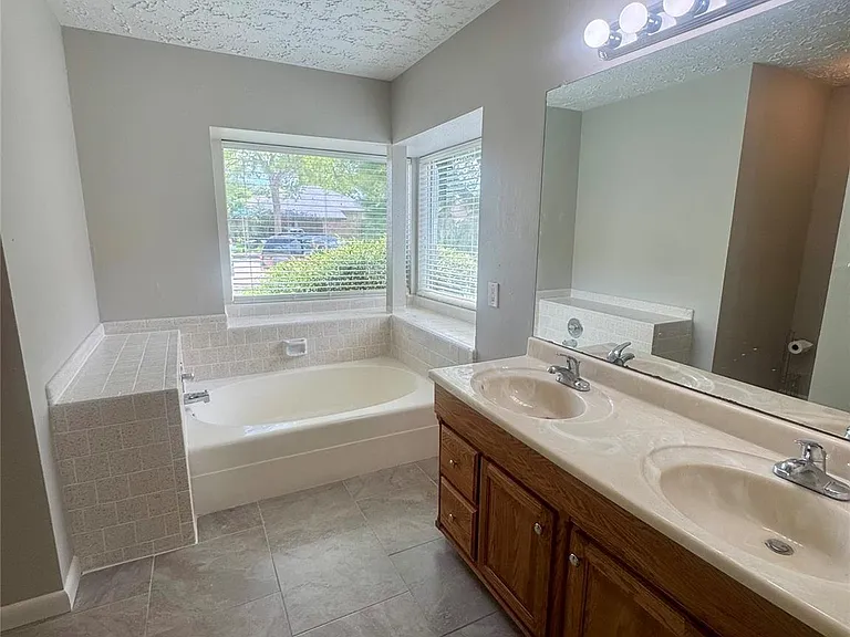 15702 Roxton Ridge Dr — Photo 23