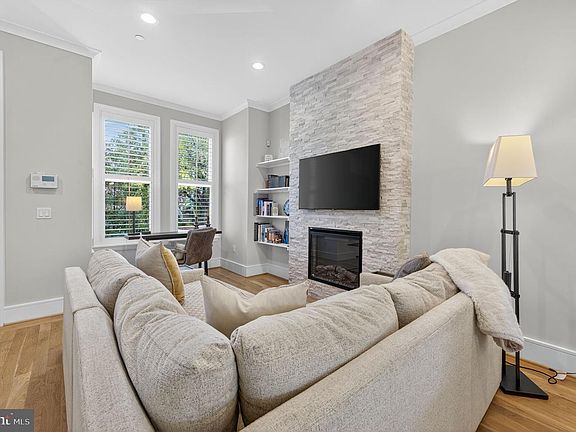 4th image of 1309 D St SE