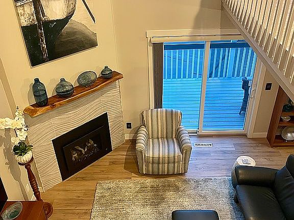 Living Room 
Gas fireplace