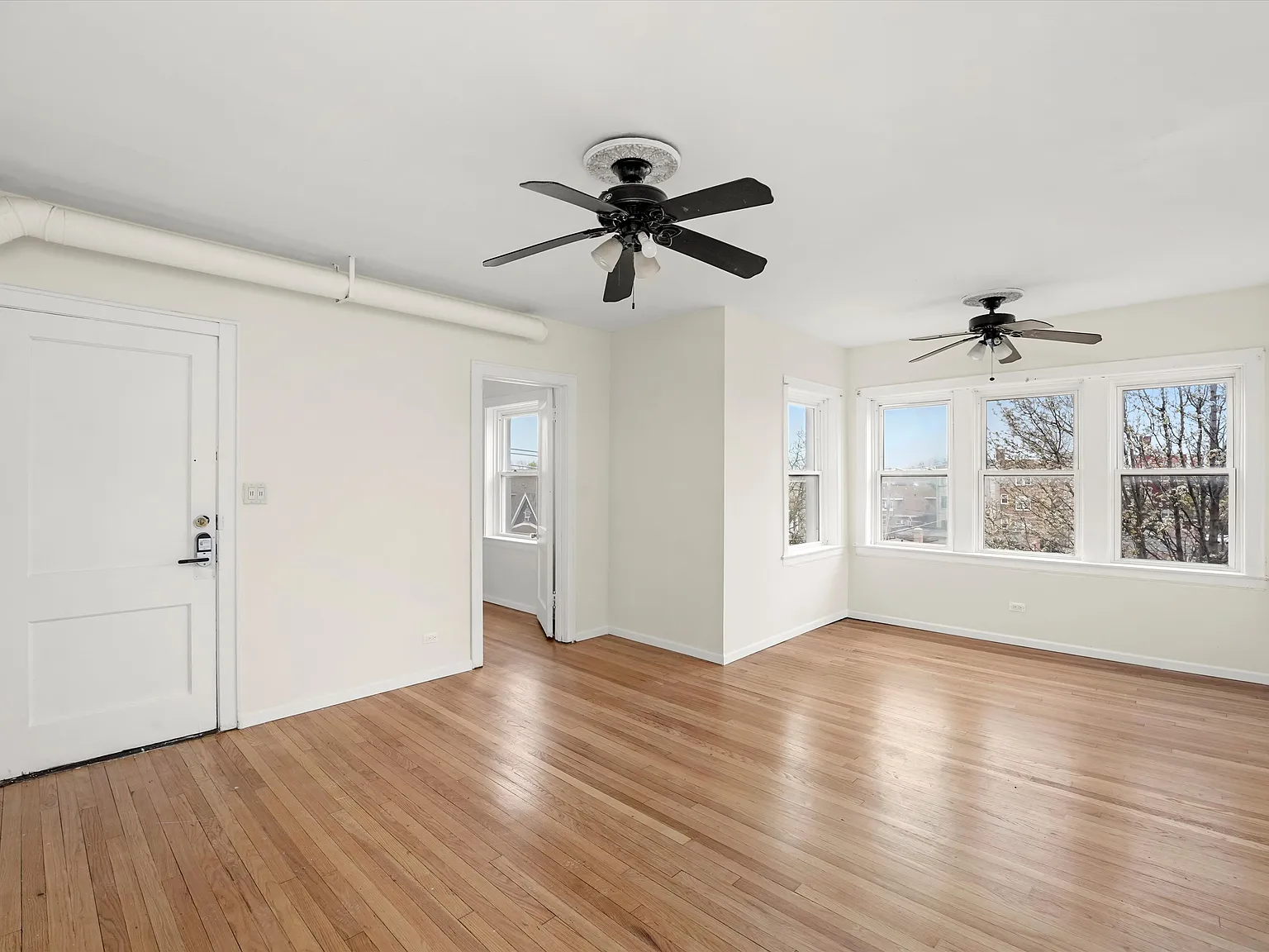 3 bed, 1.5 bath, 1030 sqft, $1,550 — Photo 4