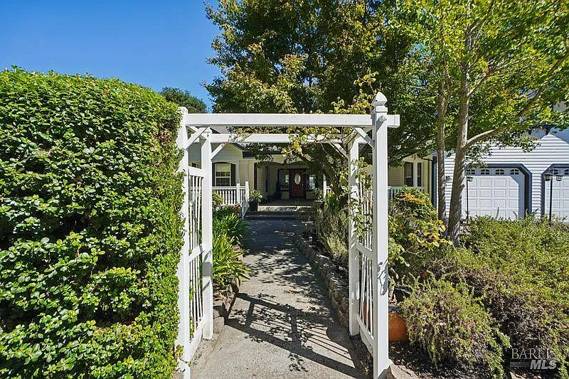 822 Robinson Road - Photo 2