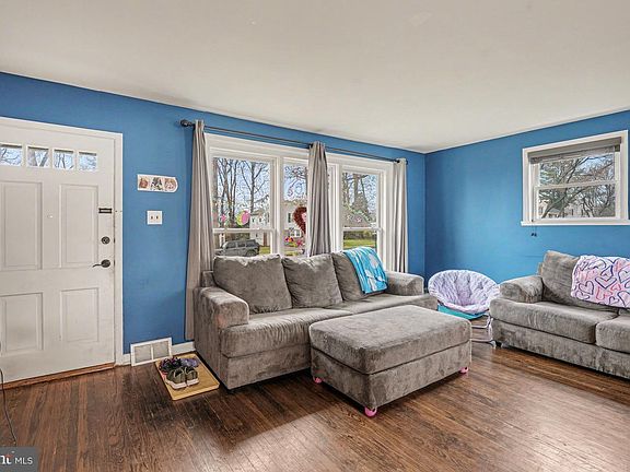 3rd image of 2965 Grisdale Rd