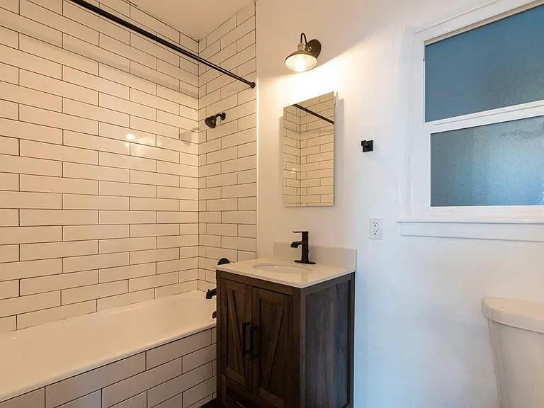 1665 N Sycamore Ave — Photo 24