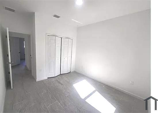 940 Sterling St E — Photo 11