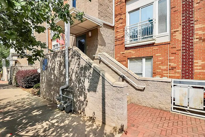 525 Donatello Ave #525 — Photo 4
