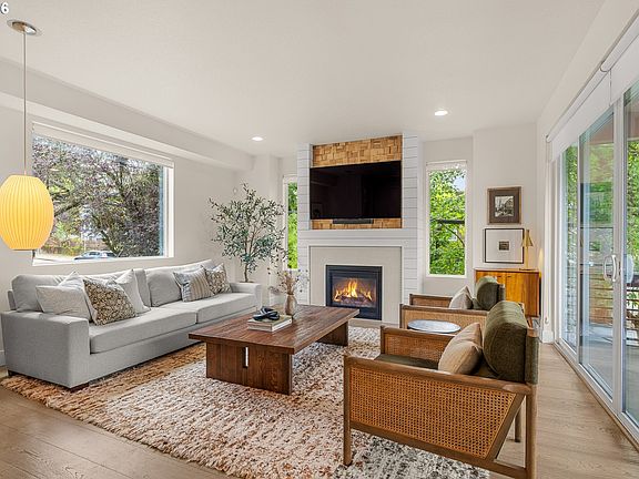4th image of 490 SE 18th Ave