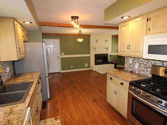 4th image of 1307 Pamela Dr