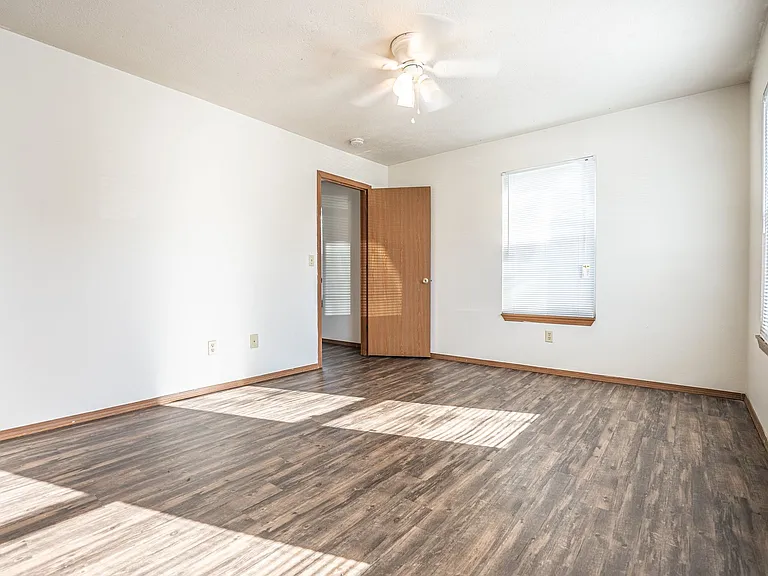 1024 E Walnut St — Photo 5