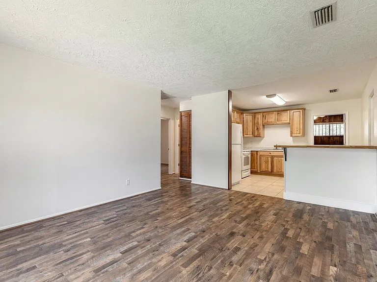 1584 Valencia Ave — Photo 4