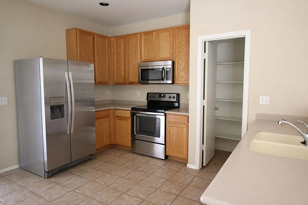 4 bed, 2.0 bath, 1762 sqft, $1,900 — Photo 4