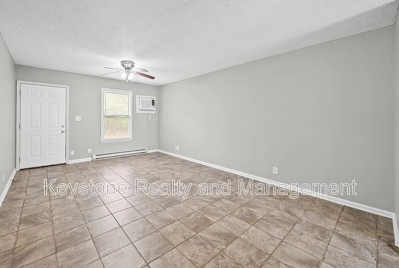 2 bed, 1.0 bath, 700 sqft, $700 — Photo 4