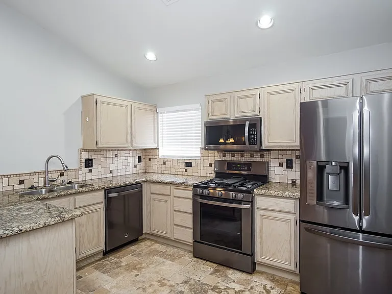 537 Bay Bridge Dr — Photo 7