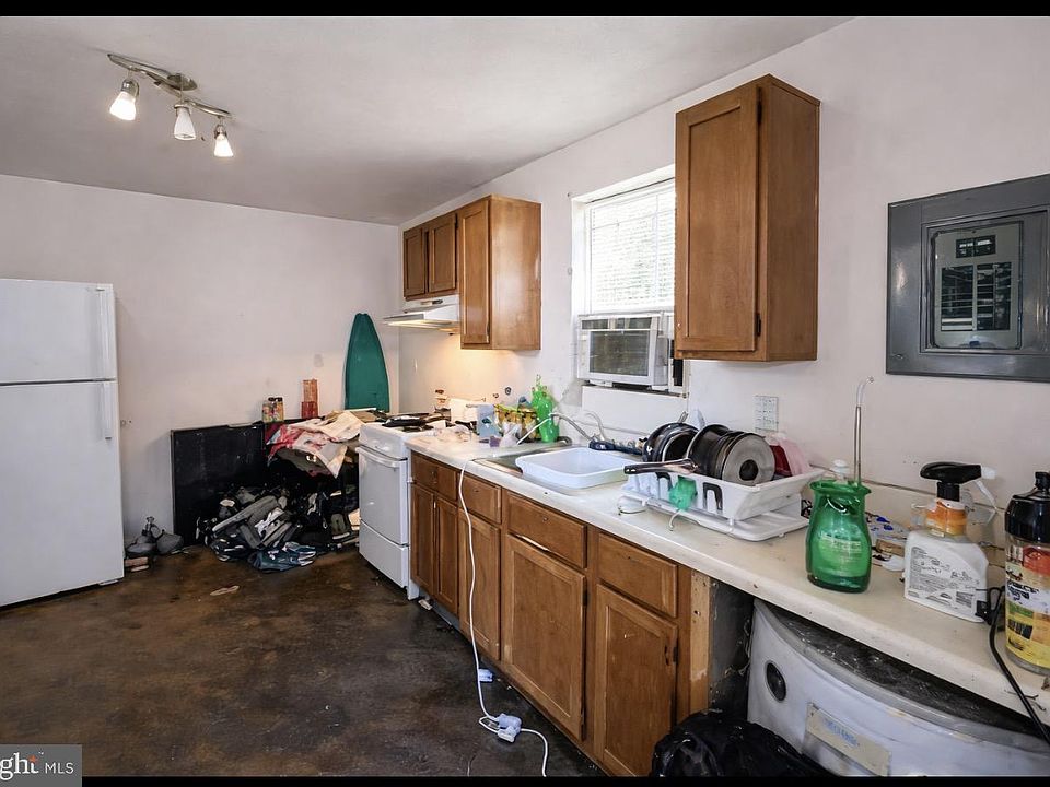 2nd image of 51 E Griffith St