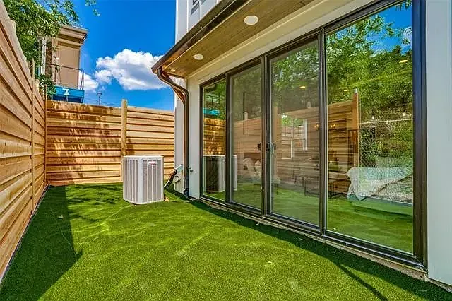1518 Villars St — Photo 15