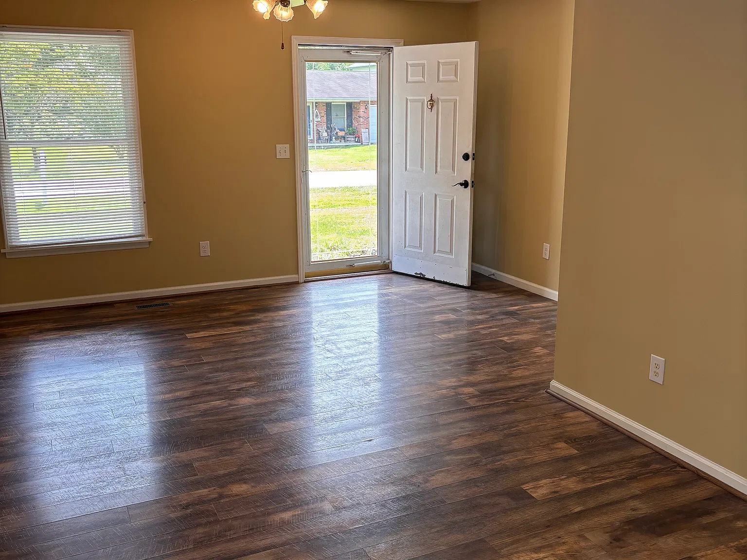 3 bed, 960 sqft, $1,600 — Photo 2