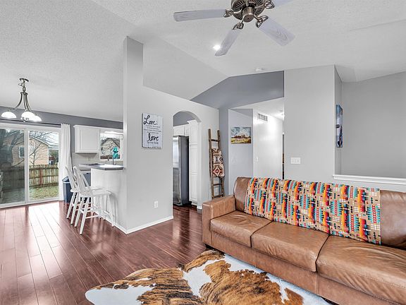 4th image of 1101 N Raintree Dr