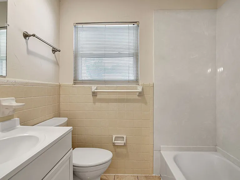 1007 Newberry Dr — Photo 2