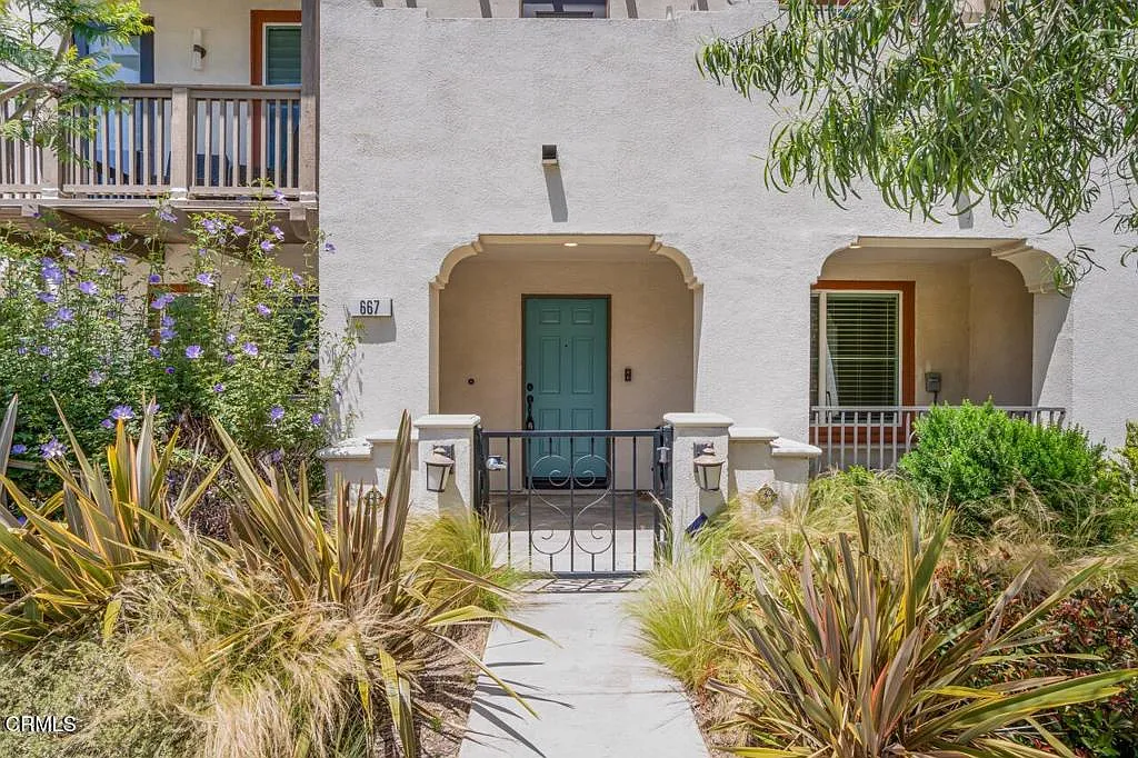 3 bed, 2.5 bath, 2024 sqft, $4,300 — Photo 2