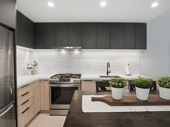 4th image of 3038 Saint George St #413