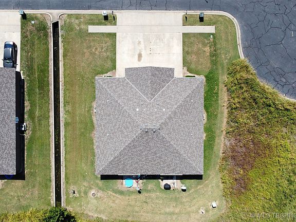 4th image of 2700 Village Ct