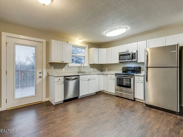 1724 Boone Cir — Photo 24
