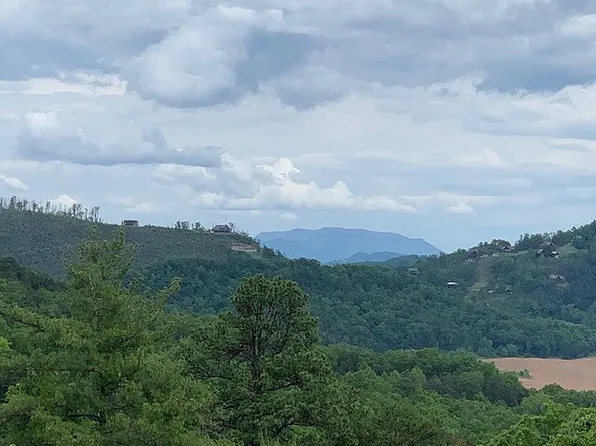 1856 Natures Ln, Sevierville, TN 37862