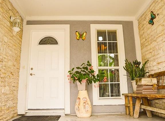 Inviting front porch!