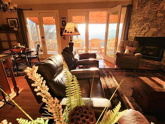 5th image of 2076 Fontana Rd