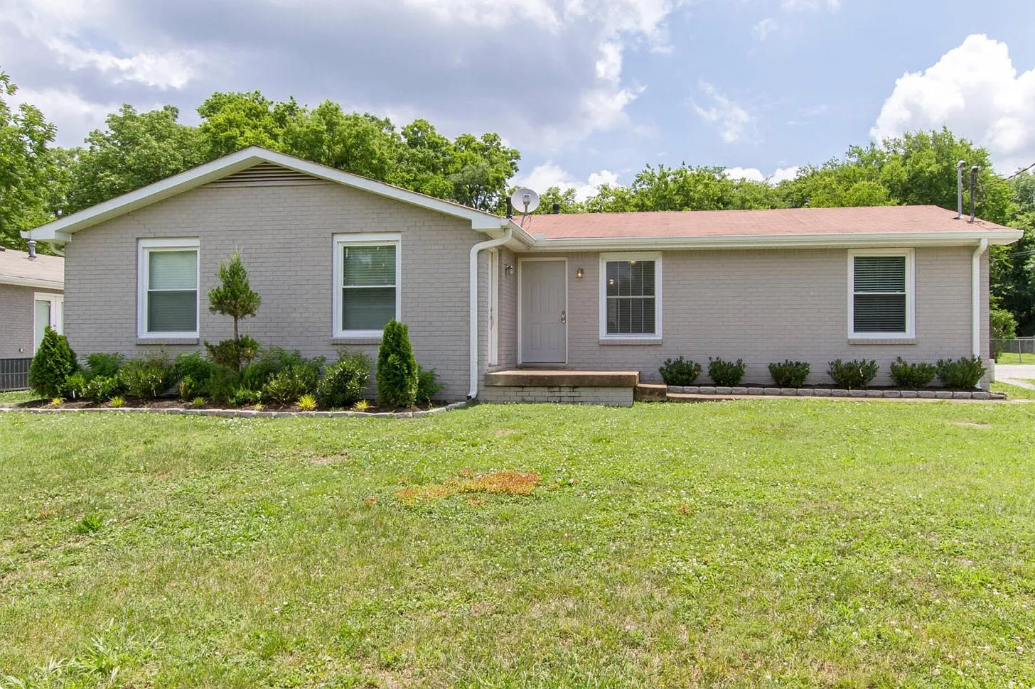 2 bed, 1000 sqft, $1,900 — Photo 1