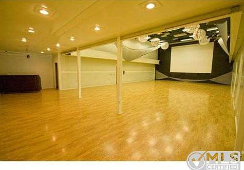 3rd image of 7412 Balboa Blvd
