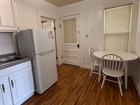 4th image of 625 W 6th St #1/2